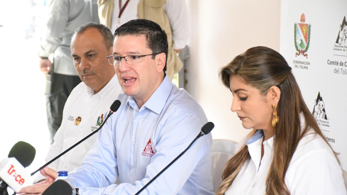 Germán Bahamón (c), gerente de la Federación Nacional de Cafeteros.