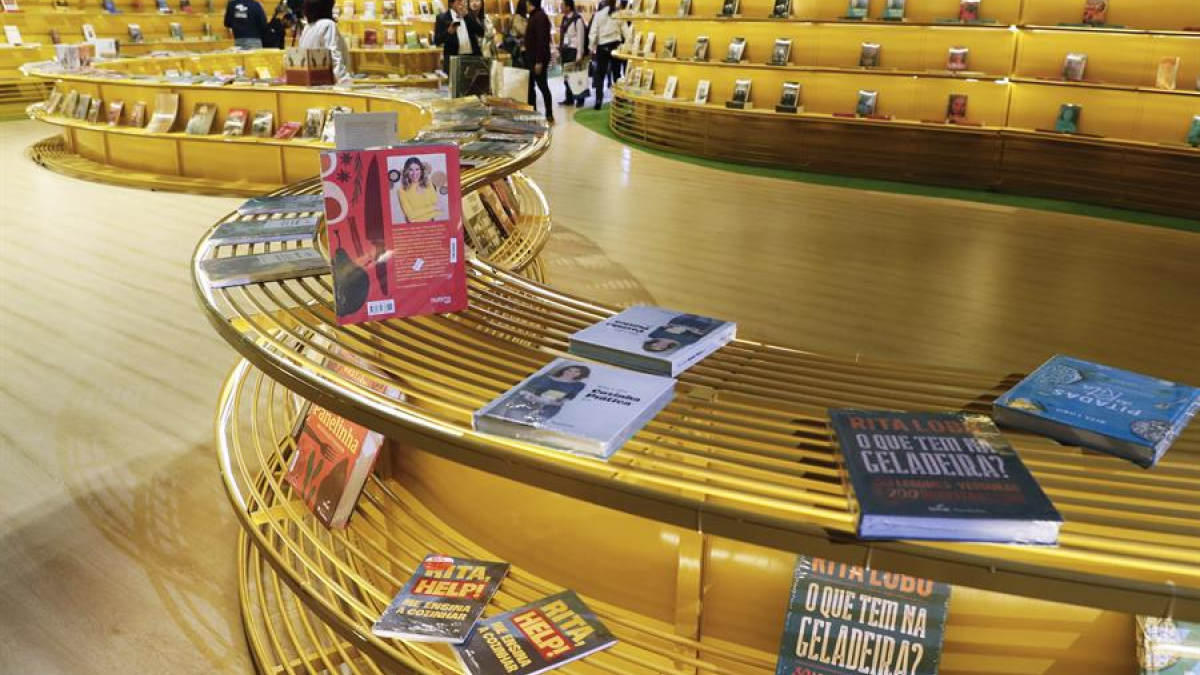  Visitantes recorren el pabellón de Brasil, durante la Feria Internacional del Libro de Bogotá (FilBo)