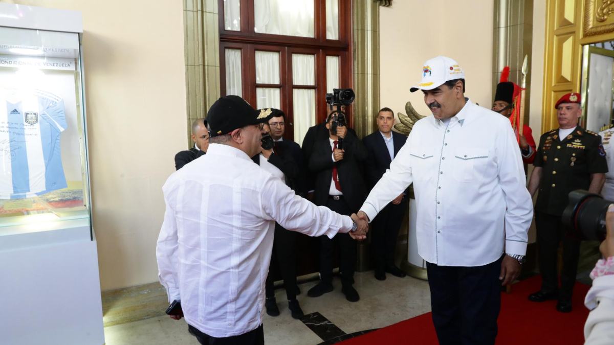 El presidente de Colombia, Gustavo Petro (i), se reúne con el presidente de Venezuela, Nicolás Maduro (c), este martes en el Palacio de Miraflores, en Caracas (Venezuela). 