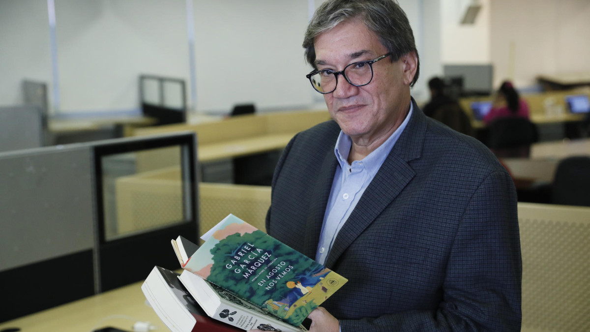El director general de la Fundación Gabo, Jaime Abello, sostiene varios libros de Gabriel García Márquez, entre ellos la reciente publicación 'En agosto nos vemos', durante entrevista con EFE el 9 de abril de 2024, en Bogotá.