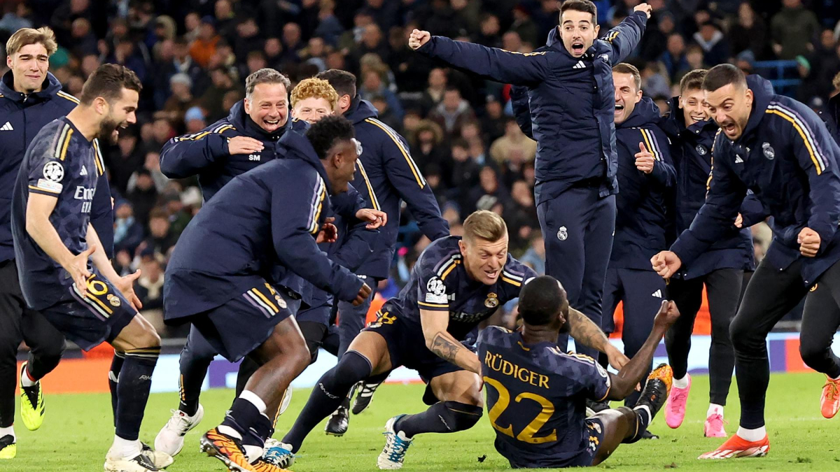 Antonio Ruediger del Real Madrid es celebrado por sus compañeros después de anotar el penalti ganador en la tanda de desempate durante los cuartos de final de la Liga de Campeones de la UEFA, partido de vuelta entre Manchester City y Real Madrid en Manchester, Gran Bretaña.