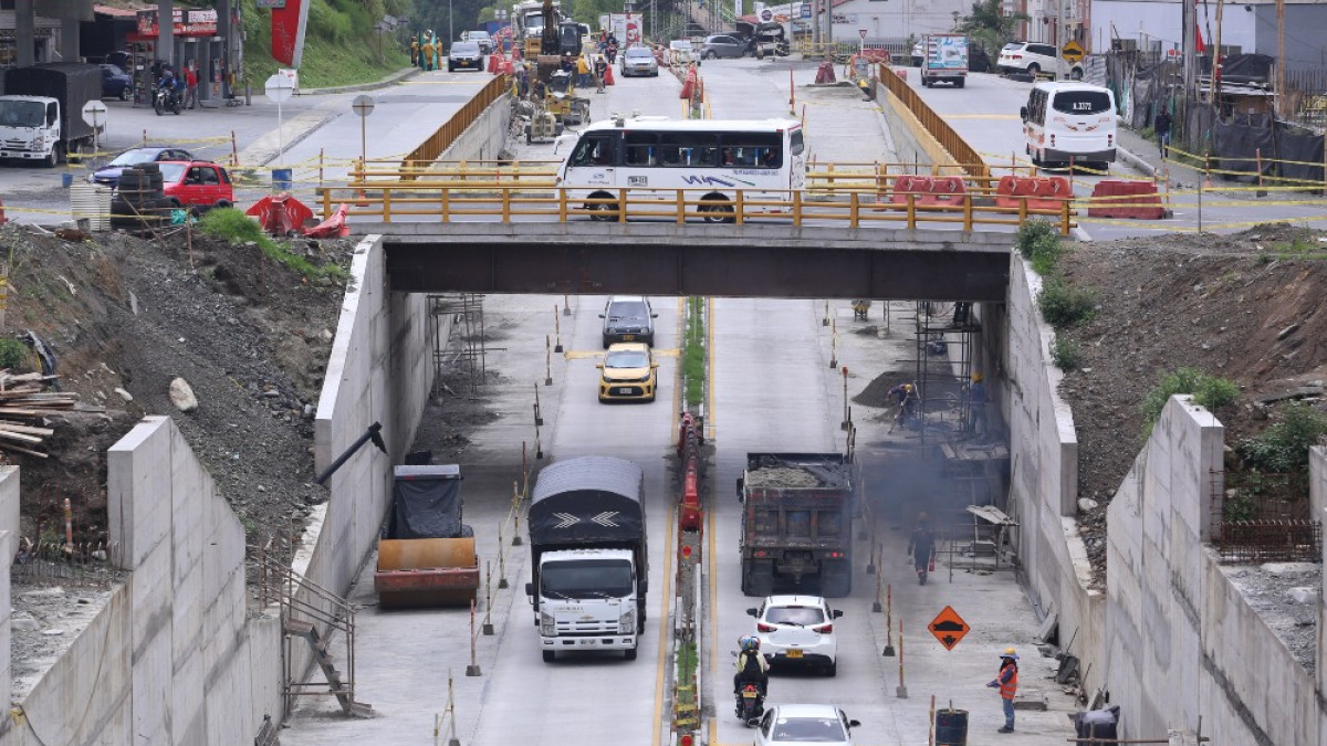 Los puentes de la glorieta están diseñados con vigas de acero y tablero de concreto. Por estos podrán transitar vehículos de todo tipo.