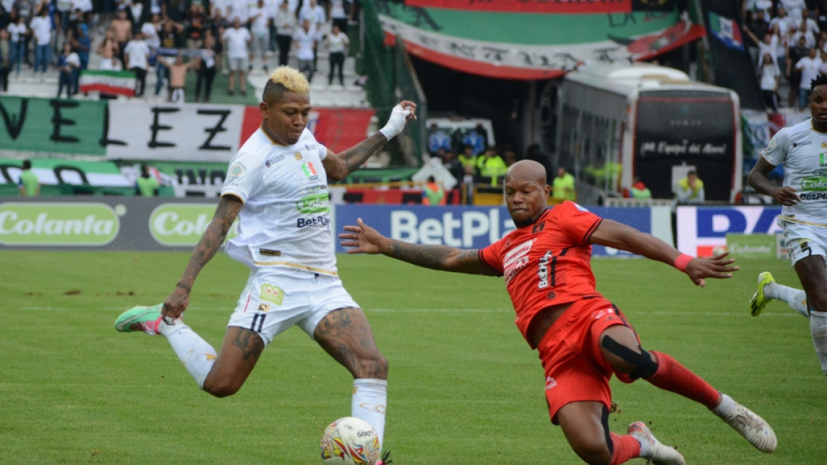 El ecuatoriano Billy Arce en una acción de juego ante Edwin Velasco en el partido que Once Caldas y América empataron sin goles. 