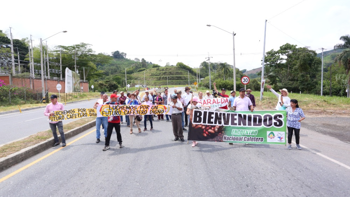 Los caficultores bloquearon la vía de La Manuela desde las 10:50 a.m. y hasta alrededor del mediodía, pero permitieron el paso de ambulancias. La protesta se realizó en ambas calzadas de la zona.