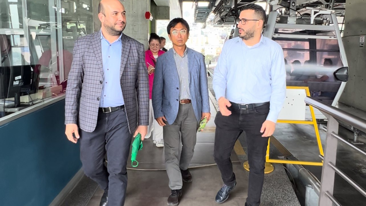 En el centro de la foto, Suk Soo Jung, director de Kotra (Oficina de Comercio e Inversión de la República de Corea) en Bogotá, quien recorrió Manizales en cable aéreo el 17 de abril. La Alcaldía le presentó el proyecto de continuidad de este sistema de transporte (líneas 4 y 5) para atraer posibles inversiones coreanas.