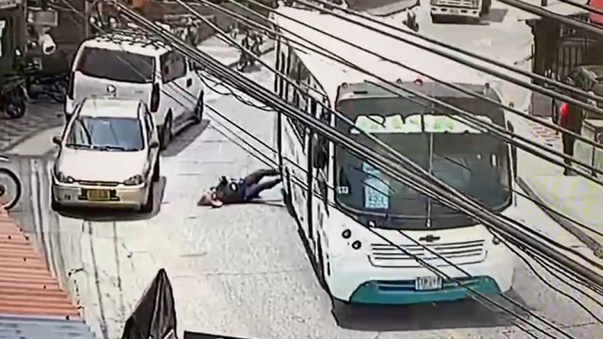 Mujer cae de buseta en movimiento en Manizales