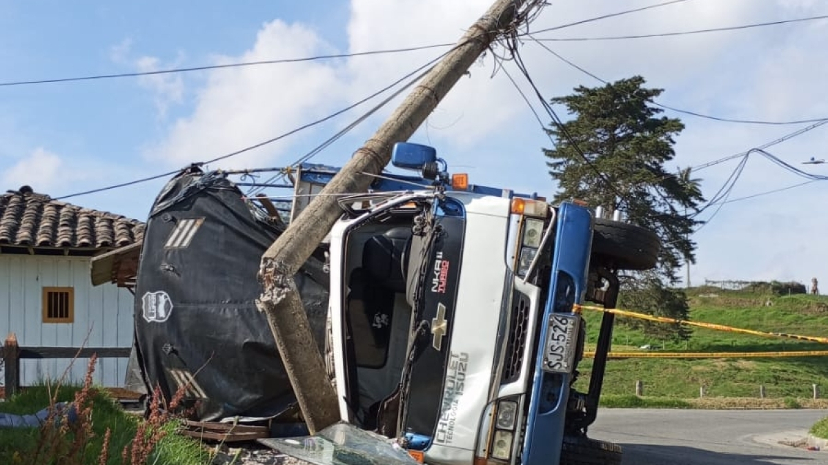 Así quedó el poste luego del choque del camión en San Félix.