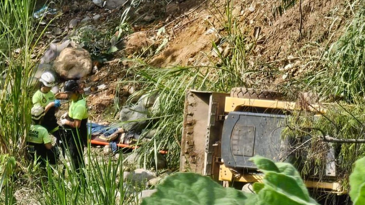  Zona del río Chinchiná en la que cayó la maquinaria pesada, tras salirse de la vía.
