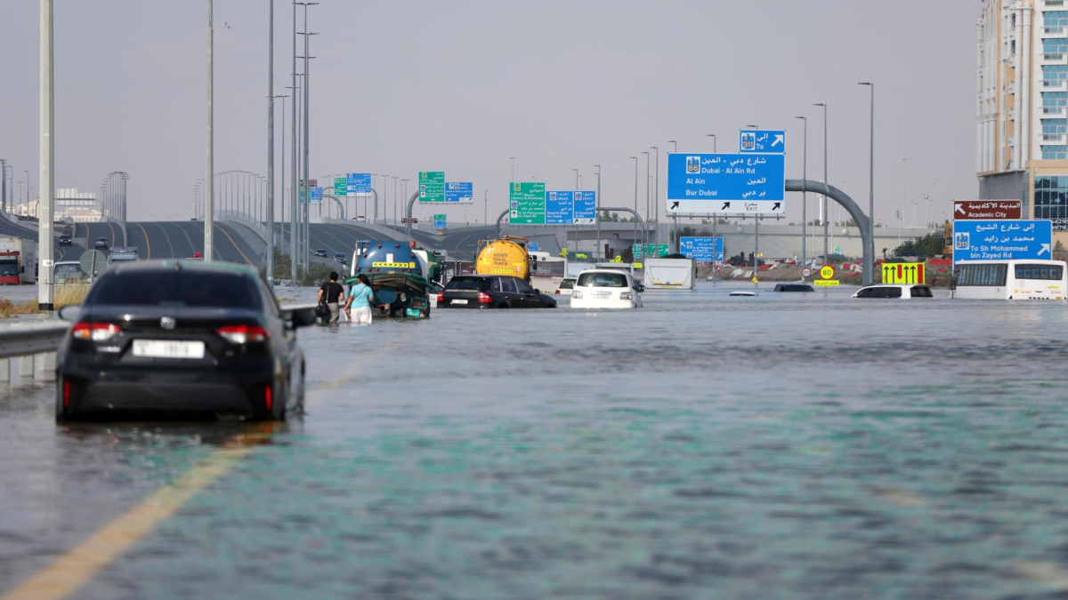 Una autopista de Dubai inundada por las fuertes lluvias. 