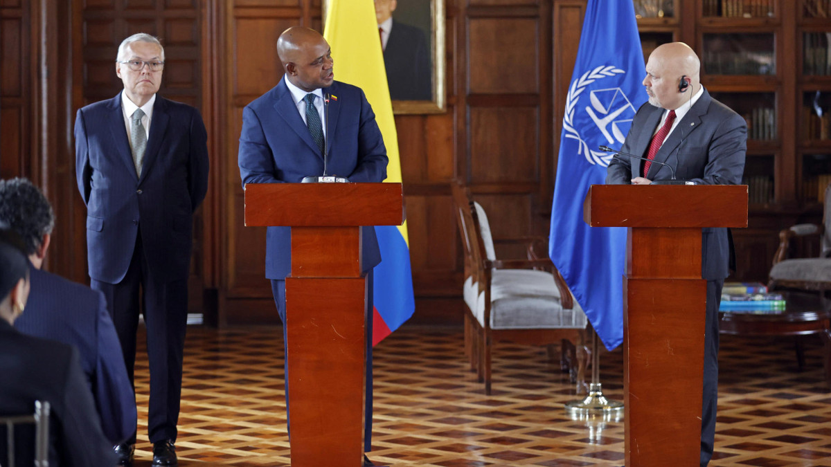 El canciller encargado de Colombia Luis Gilberto Murillo (2i), acompañado del fiscal de la Corte Penal Internacional, Karim Khan (d) y el ministro de Justicia y del Derecho de Colombia, Néstor Iván Osuna Patiño (i), hablan durante una reunión este jueves en Bogotá.