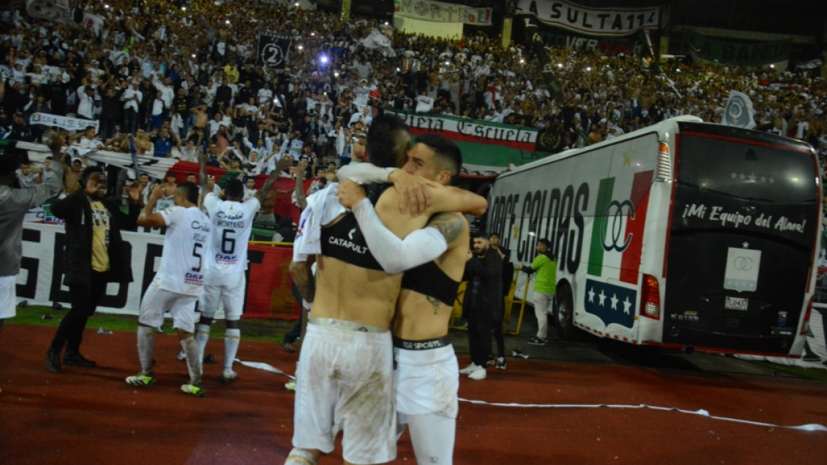 Celebración de los jugadores del Once Caldas luego de conseguir el paso a los cuadrangulares tras el empate ante el América.