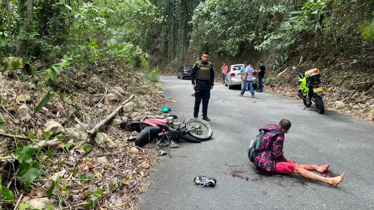 El accidente ocurrió, al parecer, porque el motociclista perdió el control de su vehículo y cayó a la carretera.