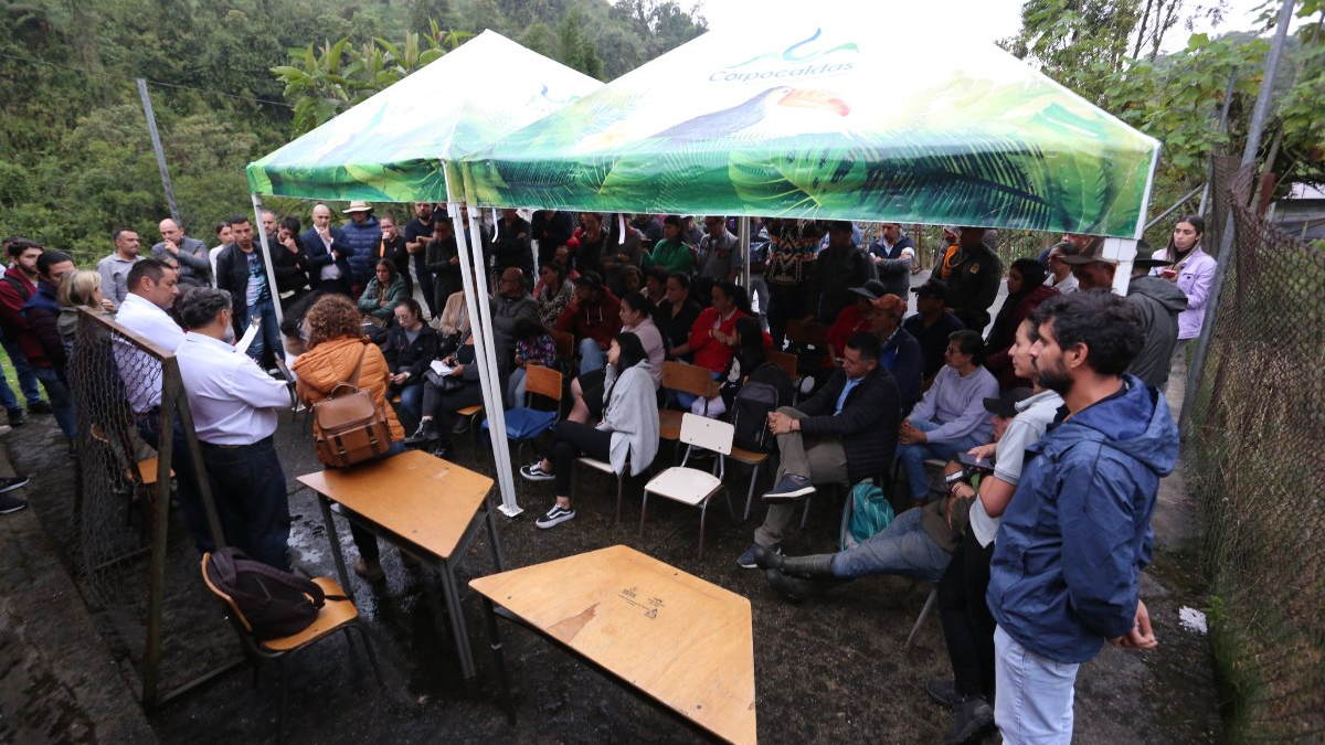 Reunión de la comunidad de Montaño (Villamaría) con Corpocaldas, Defensoría del Pueblo, Personería de Villamaría e integrantes de la Escuela de Carabineros