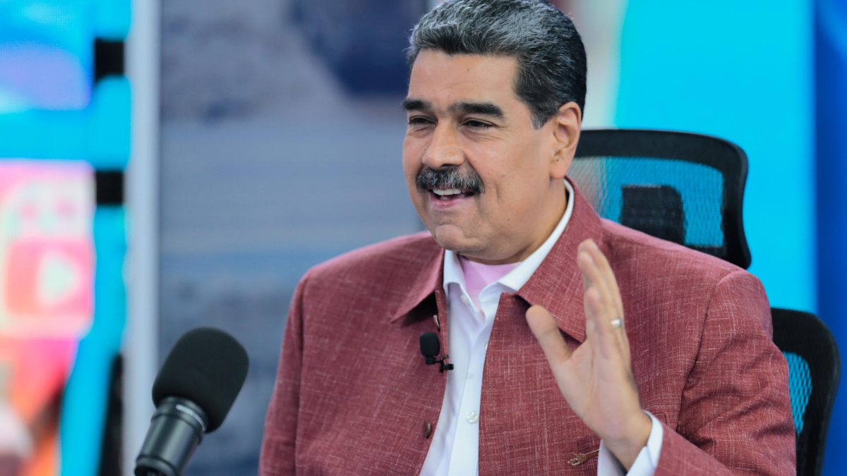 El presidente venezolano Nicolás Maduro afirmó en su programa semanal de televisión 'Con Maduro +' que, de ganar las elecciones, convocará "al más grande diálogo" en el país.