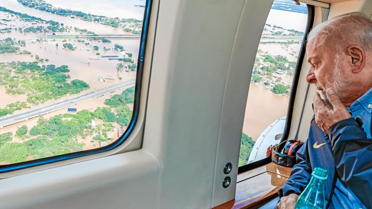 Foto | EFE - Fotografía cedida por la Presidencia de Brasil | LAPATRIA  Presidente de Brasil, Luiz Inácio Lula da Silva, durante un sobrevuelo por una zona afectada por la inundaciones.