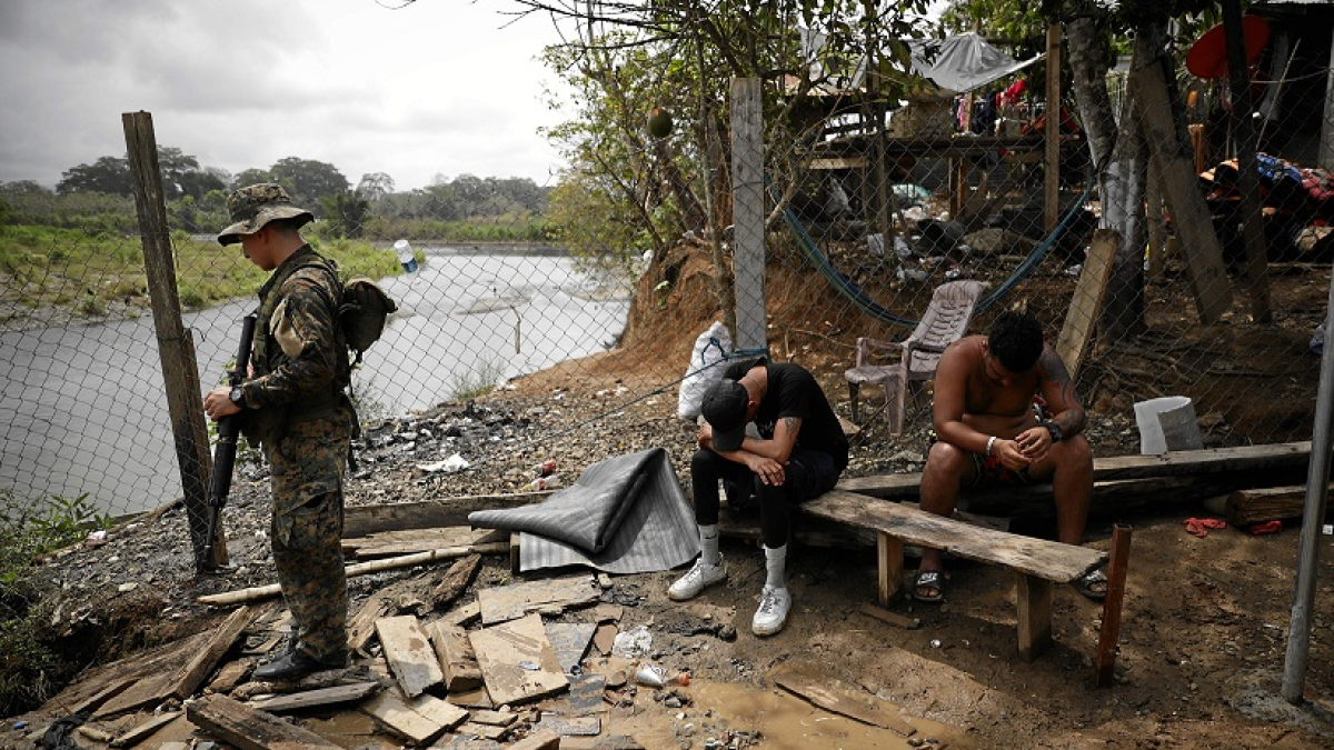 Foto | EFE | LA PATRIA  Migrantes esperan para ser registrados por migración luego de cruzar la selva del Darién con rumbo a los Estados Unidos, en el poblado de Bajo Chiquito (Panamá).