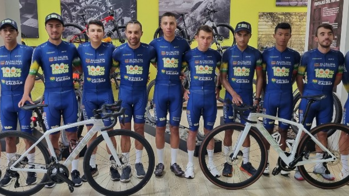 El grupo de Alcaldía de Manizales - 100% Huevos - Gobernación de Caldas que va a la Vuelta a Antioquia.