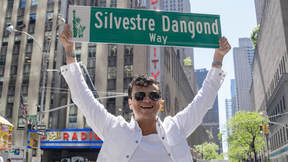 El cantante Silvestre Dangond sostiene la placa de una calle con su nombre 'Silvestre Dangond Way'