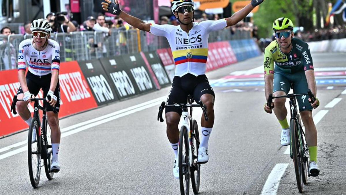 El ecuatoriano Jhonatan Narvaez, del Ineos Grenadiers, celebra tras criar la meta y ganar la primera etapa del Giro de Italia