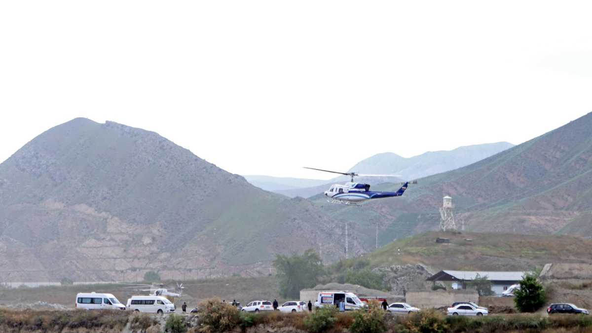 El helicóptero que transportaba al presidente de Irán, Ebrahim Raisí, visto ayer en el momento del despegue cerca de la frontera entre Irán y Azerbaiyán.