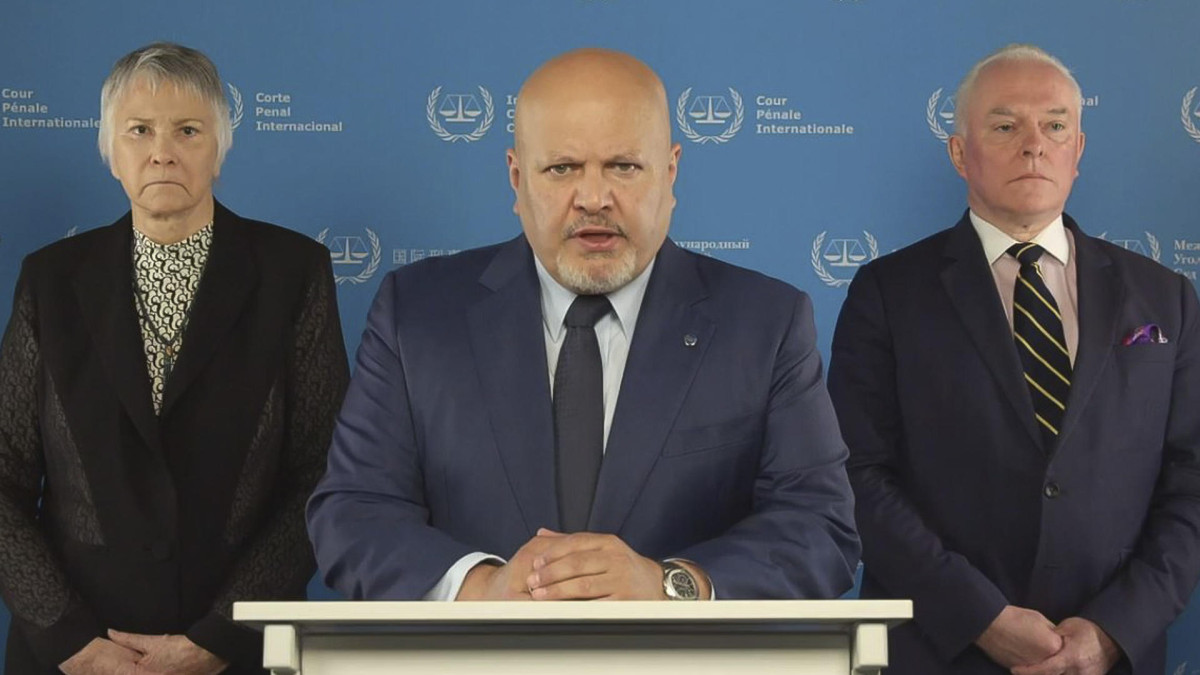 Karim Khan (centro), fiscal de la Corte Penal Internacional (CPI).