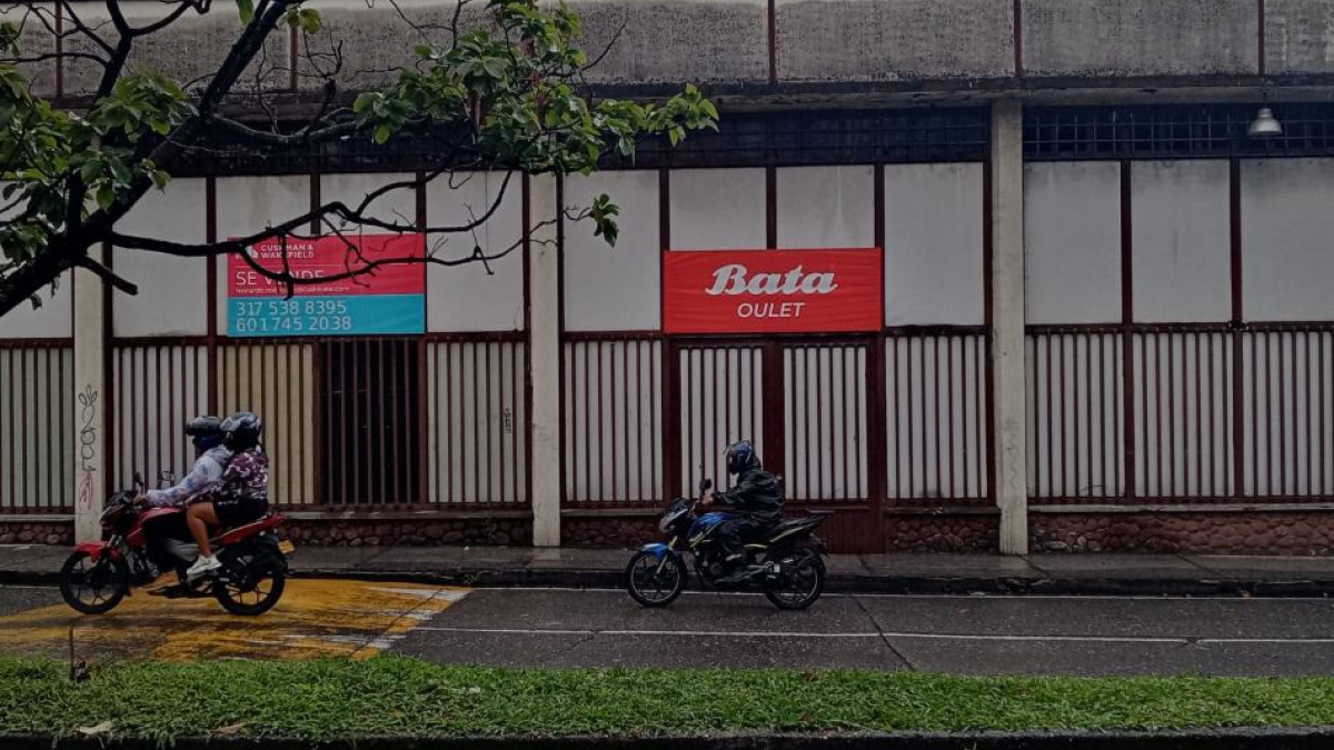 El outlet de calzado Bata cerró el mes pasado. La sede la vendieron.