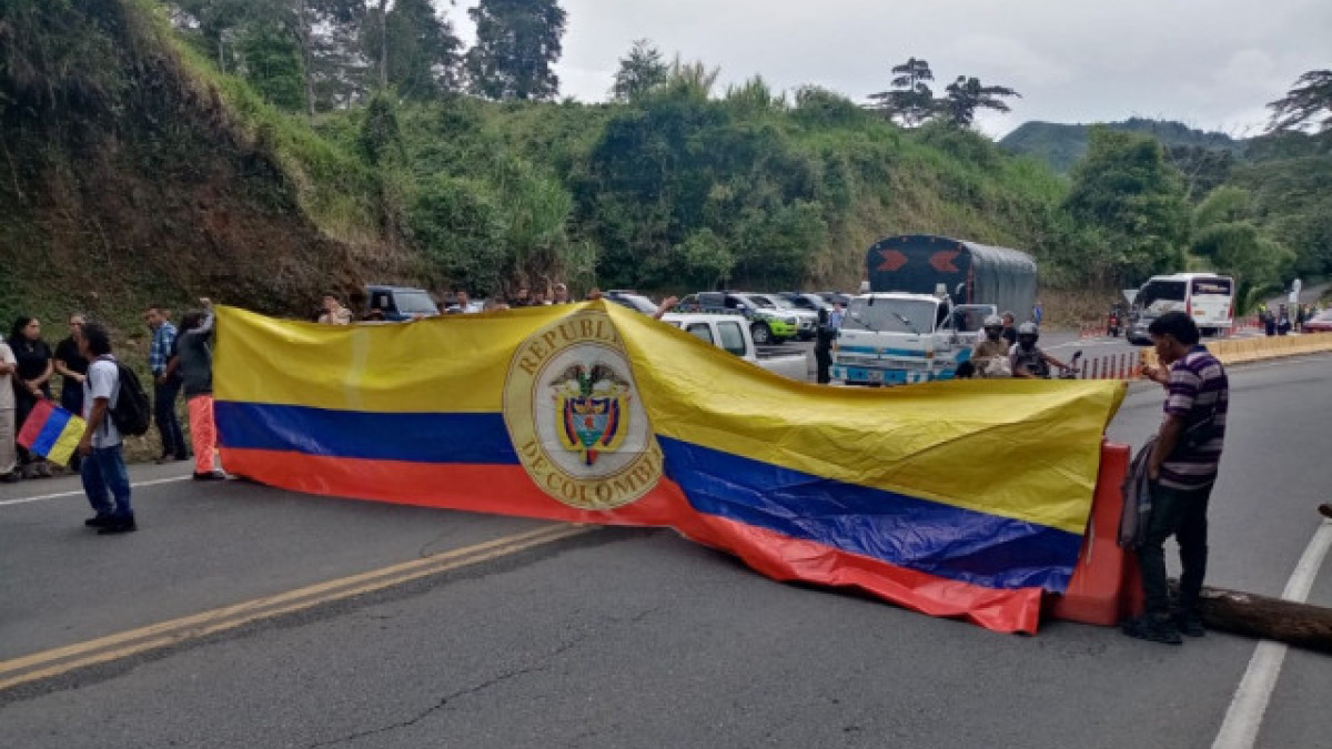 Los habitantes de Santa Rosa de Cabal (Risaralda) y Chinchiná (Caldas) ayer protestaron en el sector de La Y de Guayabal, exigen la construcción de un retorno en sentido Chinchiná-Pereira. Dicen que les incumplieron unos acuerdos. Para este viernes hay una nueva reunión en Guayabal. Esperan soluciones.