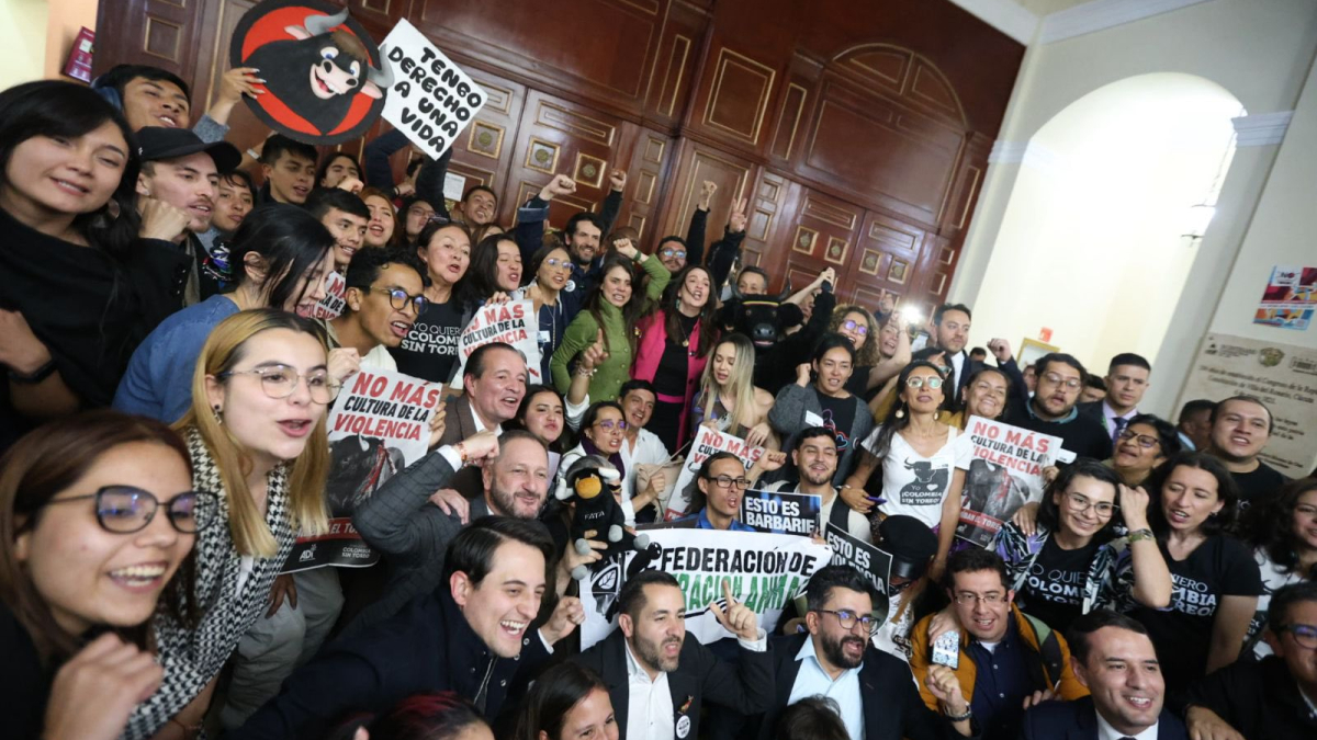 La celebración de las personas que están a favor del proyecto de ley que prohibió las corridas de toros.