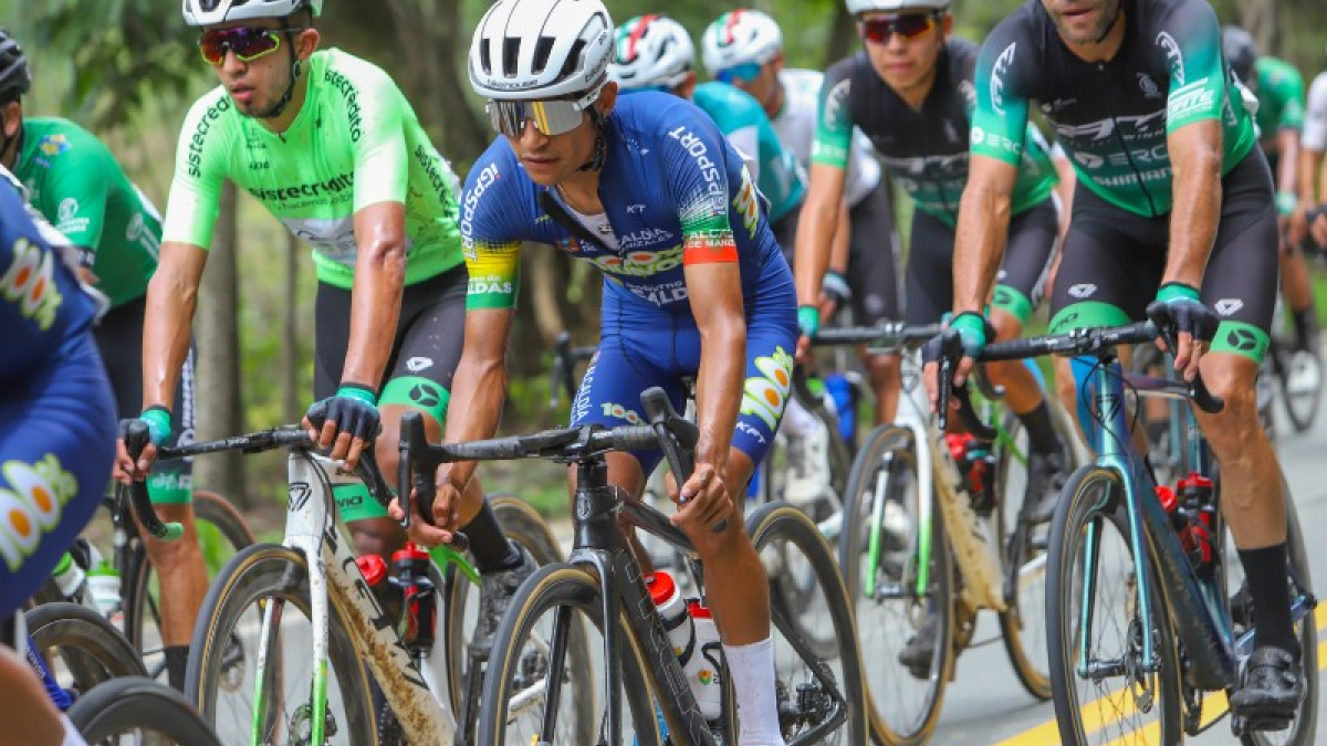 Yesid Pira (centro), del equipo Alcaldía de Manizales 100% Huevos Gobernación de Caldas, está a 14 segundos del liderato de la Vuelta a Antioquia.
