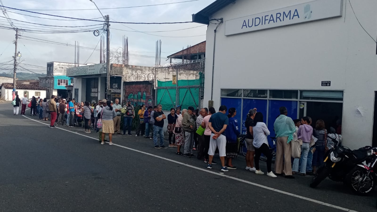 Filas de hasta dos cuadras se hacían en la mañana de este lunes para reclamar medicamentos en la sede de Audifarma en Chinchiná.
