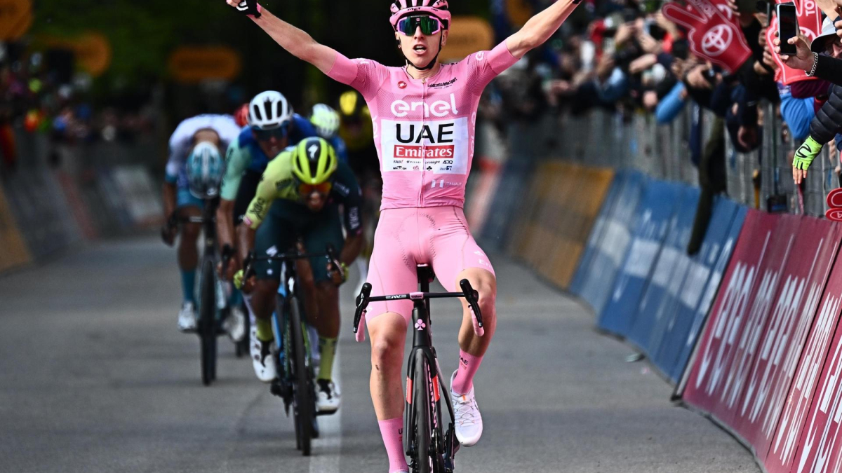 Tadej Pogacar gana la octava etapa del Giro de Italia, su tercera en esta edición. Atrás, llega el cundinamraqués Daniel Felipe Martínez, segundo en la jornada y en la general. 