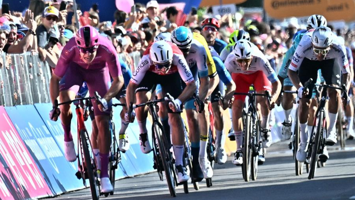 Esprint en la etapa 13 del Giro de Italia.