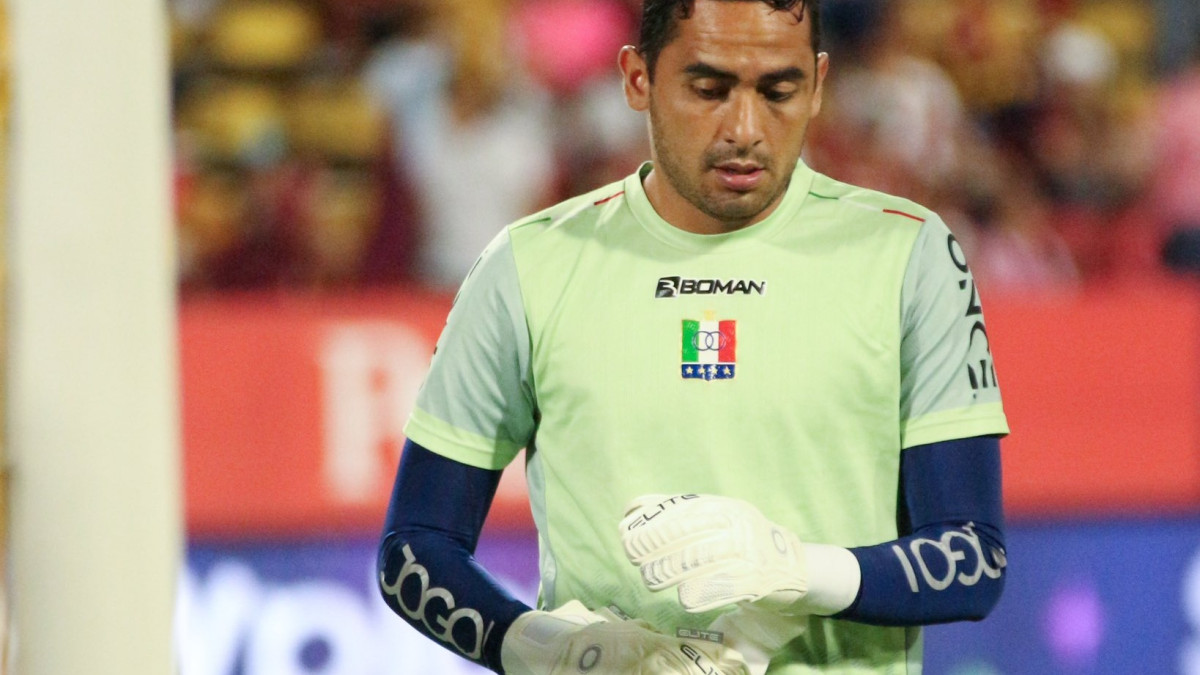 El portero James Aguirre, en el calentamiento para enfrentar al Deportes Tolima. 