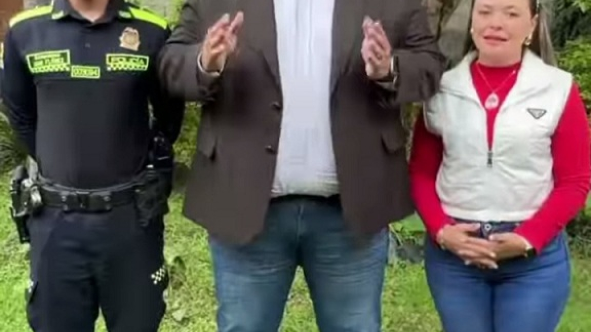El alcalde de Pácora (Caldas), Juan Camilo Isaza (centro), anunció la reducción del horario de funcionamiento de los establecimientos públicos del municipio.