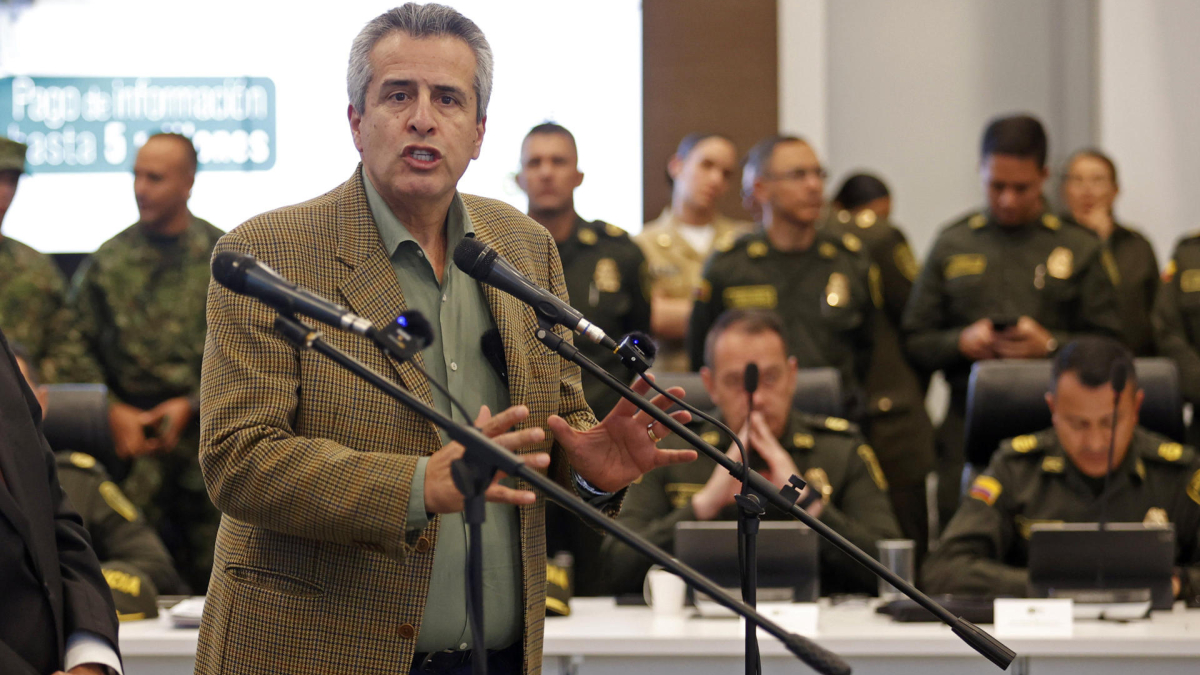 Fotografía de archivo fechada el 24 de octubre de 2023 que muestra al ministro del Interior de Colombia, Luis Fernando Velasco, durante una rueda de prensa en Bogotá.