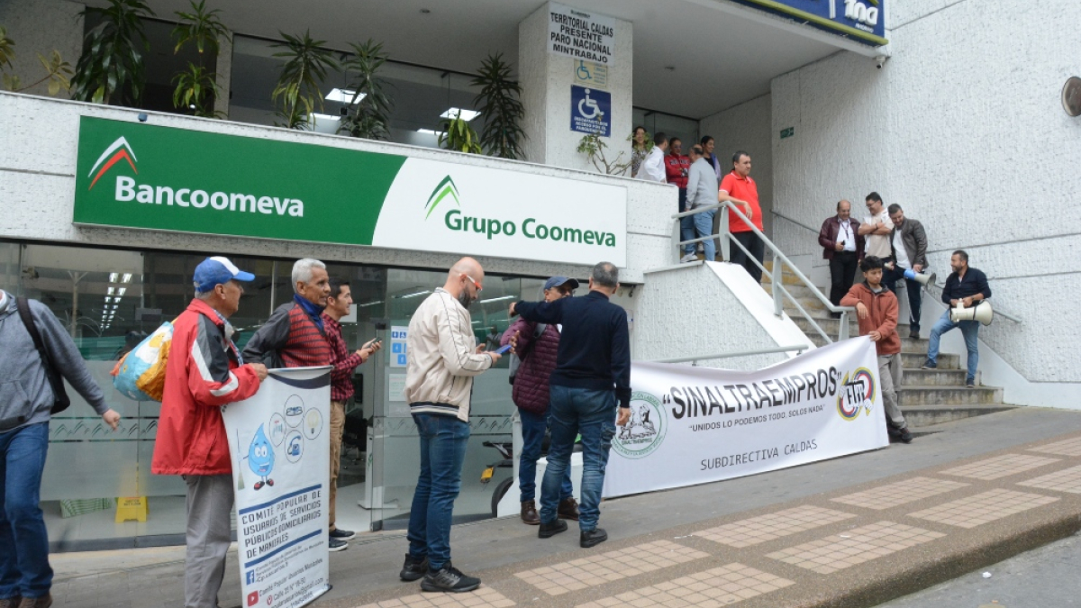 Desde las 7:00 a.m. llegaron trabajadores de la Dirección Territorial de Caldas del Ministerio del Trabajo a la sede en el Edificio Cumanday, en Manizales. A las 10:00 a.m. iniciaron el plantón, previsto hasta finalizar la tarde. El cese de actividades del Ministerio, que se realiza en todo el país, se mantendrá hasta alcanzar un acuerdo con la ministra Gloria Inés Ramírez.