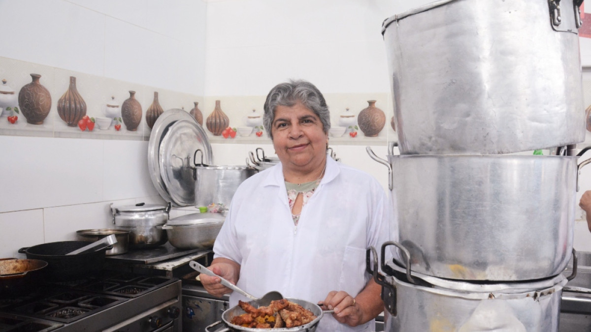 Martha Inés Aguirre, quien atiende en el restaurante Tammy desde hace 15 años, en el Pabellón Central de la Galería de Manizales. Tiene cuatro hijos y es especialista en fríjoles y sancocho con espinazo.
