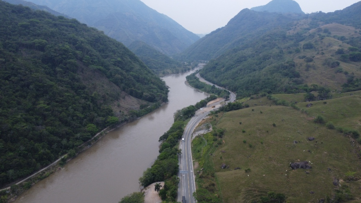 Como "un canal de Panamá por tierra" define Gustavo Adolfo Bernal Jaramillo, gerente de la concesión Pacífico Dos, al proyecto vial que quiere conectar al puerto de Buenaventura (Valle) con el de Urabá (Antioquia), que se inauguraría en el 2025. La concesiones Dos y Tres ya tienen avances del 100%, mientras que la Uno presenta retrasos. Gremios de Caldas ansían la apertura del embarcadero antioqueño.