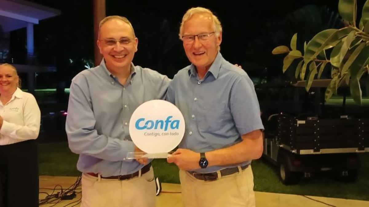 Delegados del programa de cooperación técnica PUM se reunieron en el centro recreacional La Rochela. A la izquierda, el director saliente del programa, Jaap Duijvestein. A la derecha, el director entrante, Lex Knol.