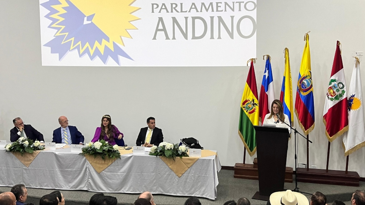 La caldense Juana Carolina Londoño (d), representante a la Cámara por Caldas del Partido Conservador, es una de las 25 integrantes del Parlamento Andino. Habla ante los asistentes al Teatro Los Fundadores.