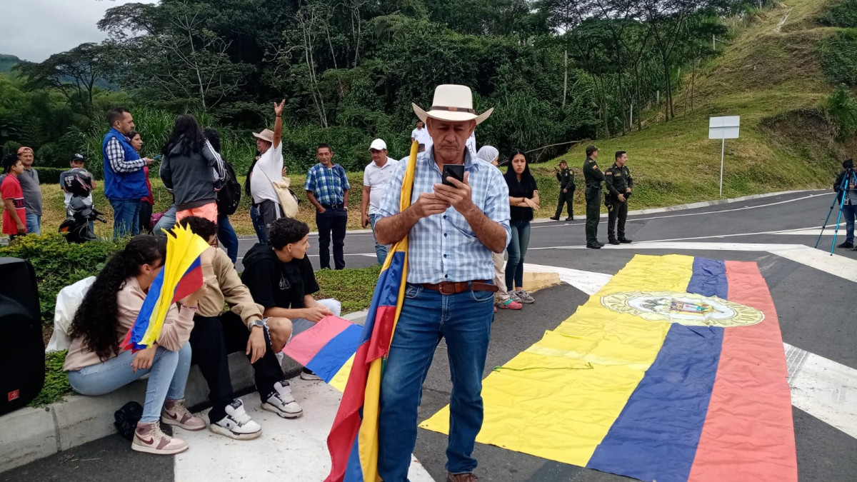Manifestantes de Chinchiná y de Santa Rosa de Cabal protestan en el sector de La Y de la vereda Guayabal, en la doble calzada que conecta a ambos municipios. Exigen la construcción de un retorno en el sector.