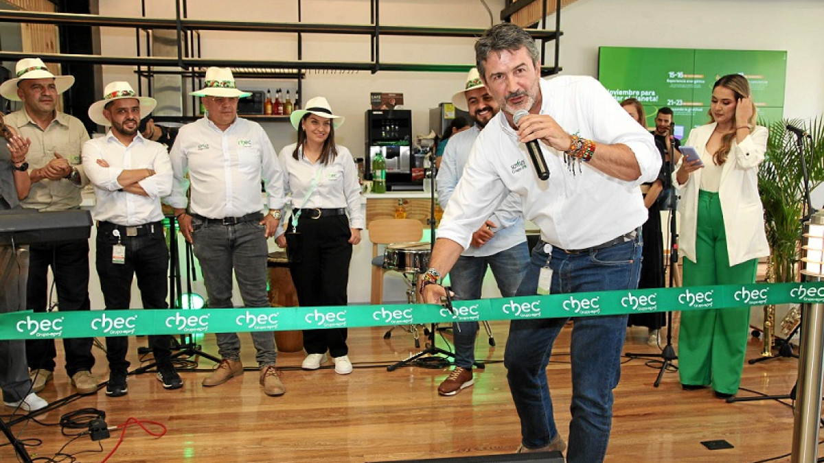 Santiago Villegas Yepes dejó de ser el gerente de la Chec este martes. En la foto, Villegas estaba inaugurando el punto Vive Chec en diciembre del año pasado.