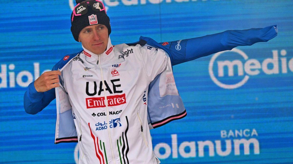 El ciclista esloveno Tadej Pogacar del UAE Team Emirates, aparte del rosa del líder general, también conserva el maillot azul de mejor escalador, celebra en el podio tras la 16ª etapa del Giro de Italia 2024.