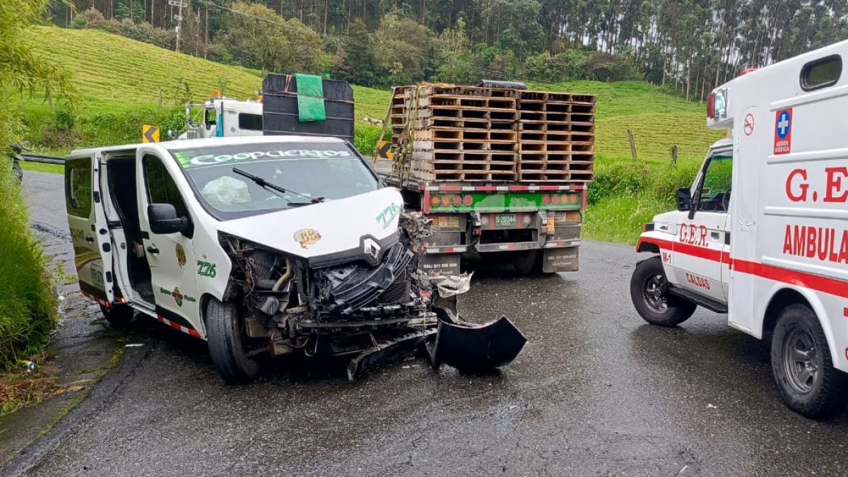 En esta curva se chocaron los dos carros. 