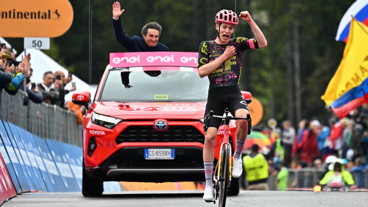 El ciclista alemán Georg Steinhauser de Ef Education - Easypost gana la 17ª etapa del 107º Giro d'Italia 2024, carrera ciclista de 159 km desde Selva Val Gardena hasta Passo Brocon, Italia.