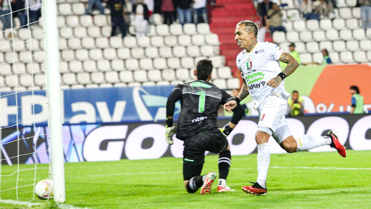 Dayro Moreno inicia el festejo después de marcar el penal anoche con el Once Caldas. El equipo le ganó 2-0 a La Equidad y empezó como líder del Cuadrangular.