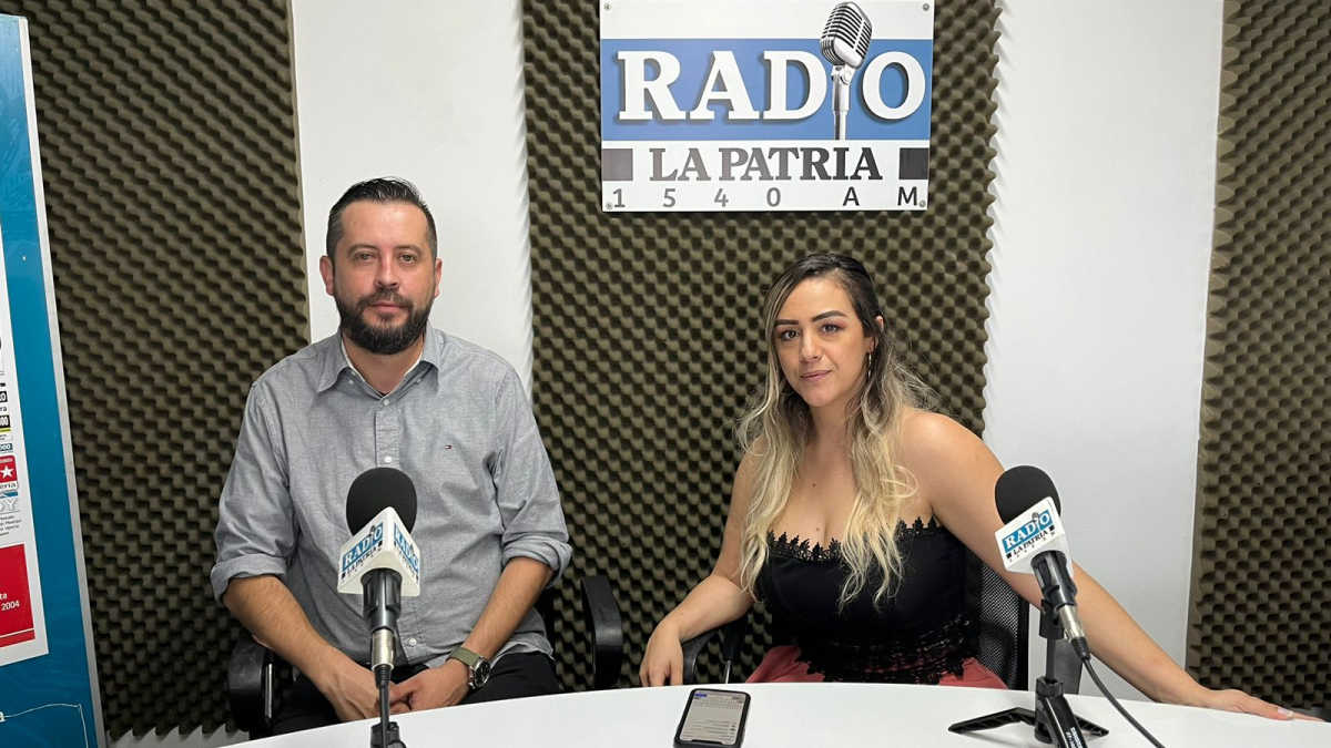 Jessica Restrepo, coordinadora de la Feria de la Horticultura de Villamaría, y Juan Pablo Jaramillo, gerente de la Corporación Casa de la Cultura del municipio. 