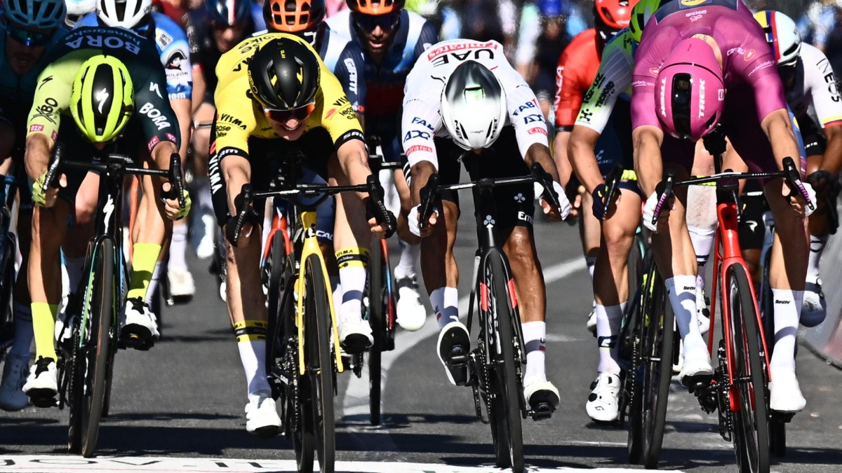 El ciclista holandés Olav Kooij (amarillo) del equipo Visma Lease a Bike se acerca a la línea de meta para ganar la novena etapa de la 107.ª carrera ciclista Giro de Italia de 2024, a lo largo de 214 km desde Avezzano a Nápoles, Italia, el 12 de mayo de 2024.