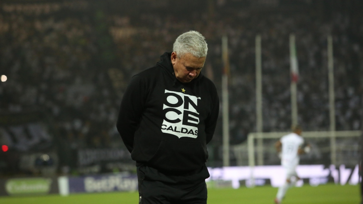 Hernán Darío Herrera, técnico del Once Caldas, durante el partido que su equipo le ganó 2-0 a La Equidad.