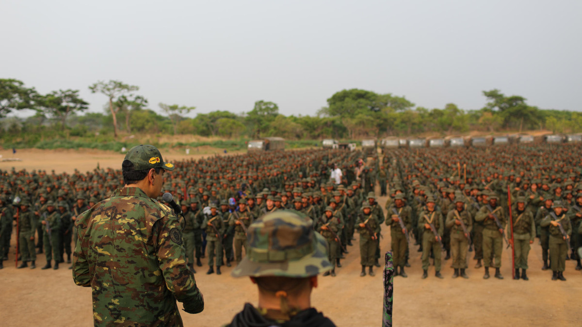  El presidente de Venezuela, Nicolás Maduro, durante ejercicios militares de la Fuerza Armada Nacional Bolivariana (FANB), este viernes, en Cojedes (Venezuela). 